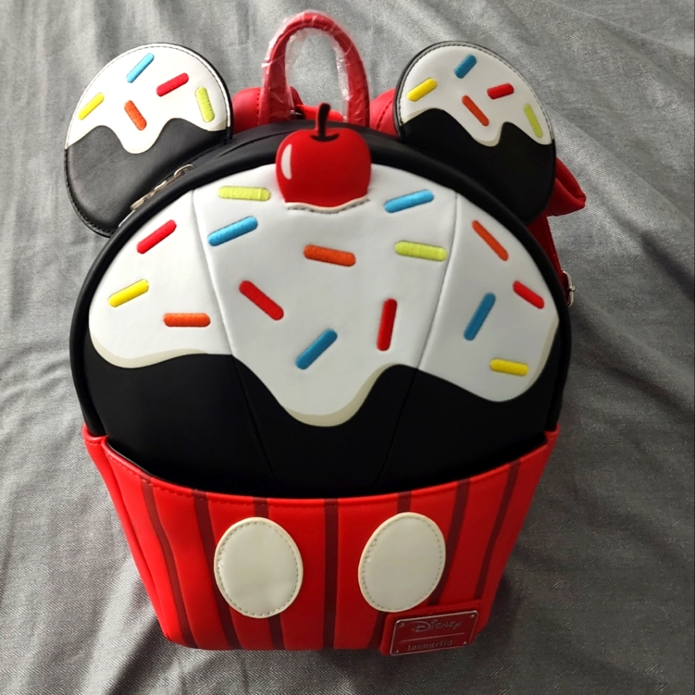 NWT loungefly Minnie mouse cupcake bag